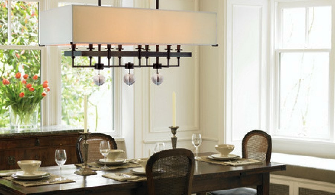 A geometria das cúpulas pendentes agrega personalidade aos ambientes. Retangulares ou cilíndricas, de cor única ou estampadas, dão o diferencial na decoração. Não apenas a iluminação é especial, quanto o destaque da peça na composição do seu espaço.