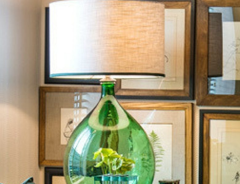 Abajures em formas cilíndricas que valorizam a iluminação de ambientes